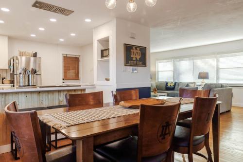 notre-dame-rental-diningroom-2