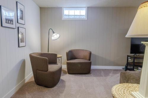 notre-dame-rental-family-room-3