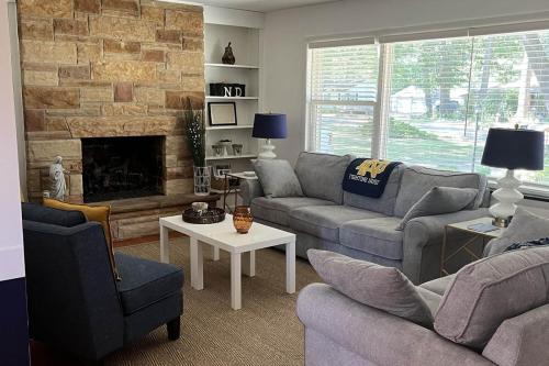 notre-dame-rental-livingroom-4